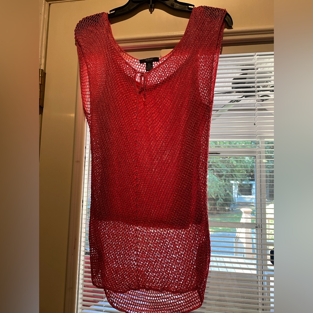 Coral colored Alfani sleeveless top, size P/L.